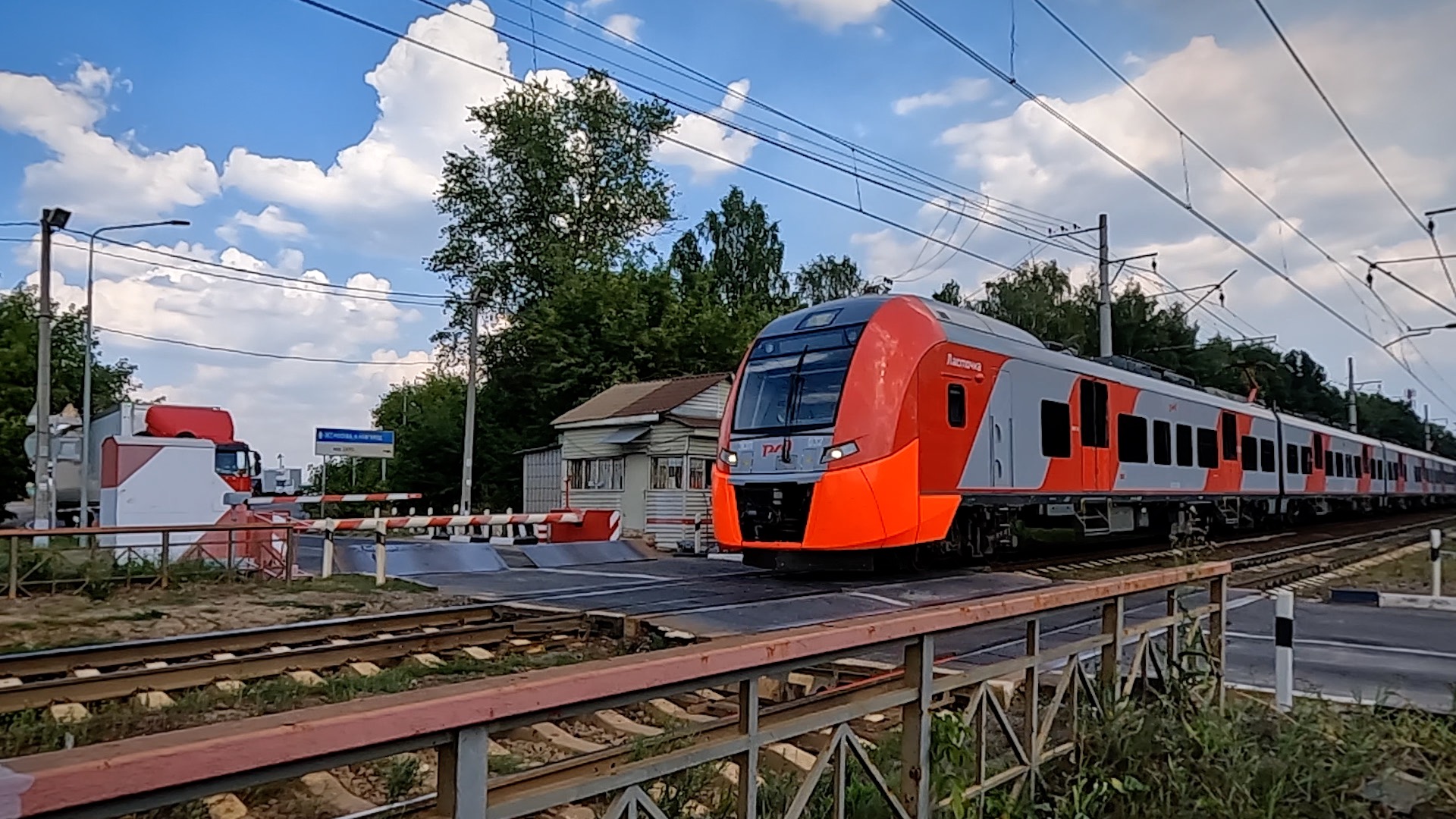 Железнодорожный переезд с двумя шлагбаумами - обычным и противотаранным / Часть 1