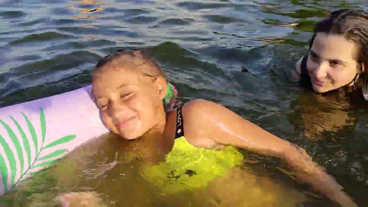 Ксюша и Ирэна купаются -15.07.2024