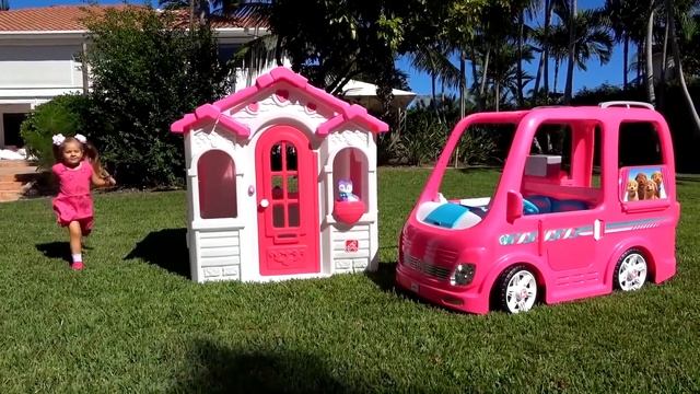 Диана и Рома получают игрушки от Золотой рыбки