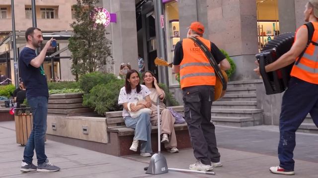 КОГДА УБОРЩИКУ ДАЛИ ГИТАРУ БЕЗДОМНОГО ПОВЫСИЛИ люди В ШОКЕ ОТ ГИТАРЫ И БАЯНА