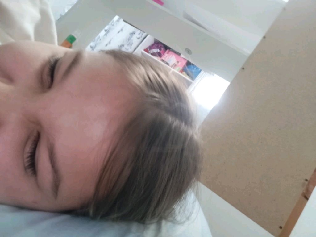 что то)