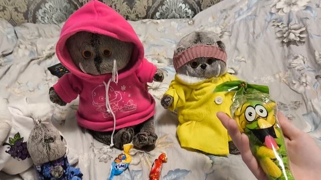 басики смотрят конфетные подарки, Басик ночью уронил ËЛКУ 🙀😹😹😹🤣🤣🤣🌹