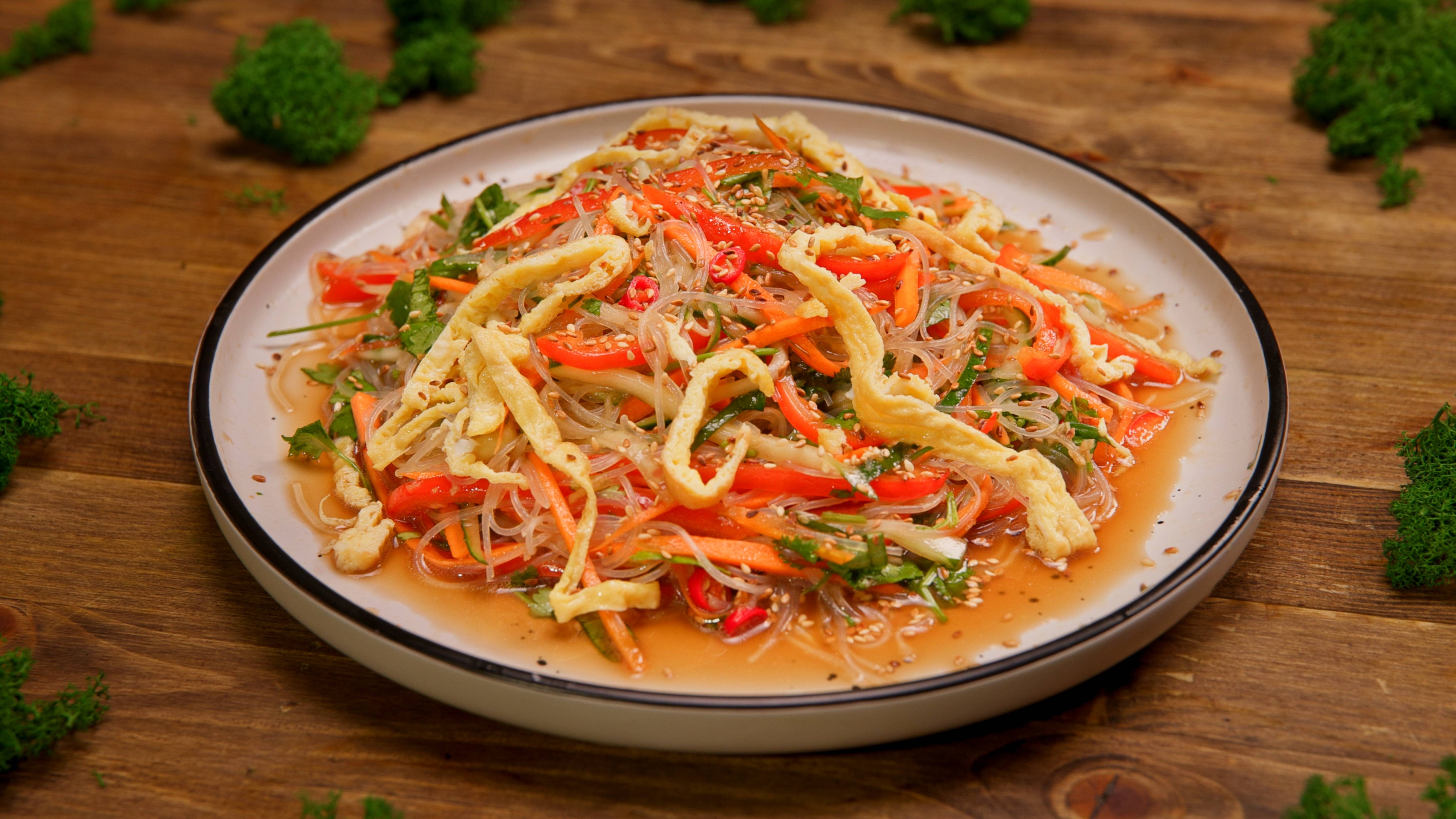 Салат с фунчозой