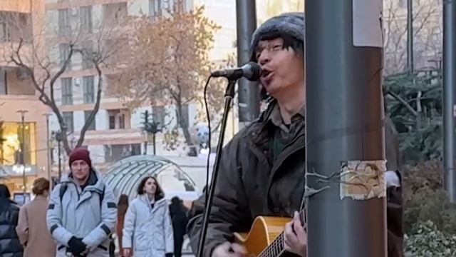 КОГДА БЕЗДОМНОМУ дали ГИТАРУ притворился с УЛИЧНЫМИ М