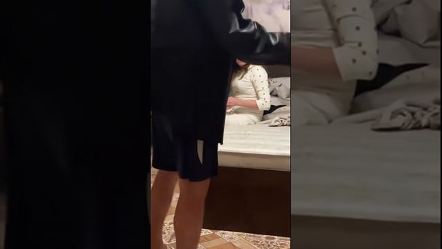 Безумный Паша застал Иришку Чики Пики с Олегом Монголом