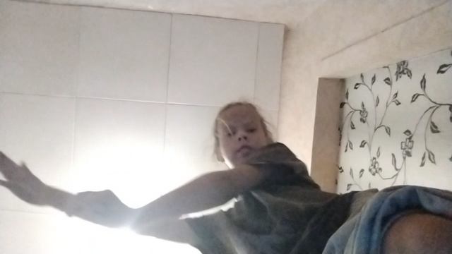 Танцую под мамину песню (отрывок)💃 Но плохо слышно...🤥 👩🏻Маша иКкристинка👧🏼
