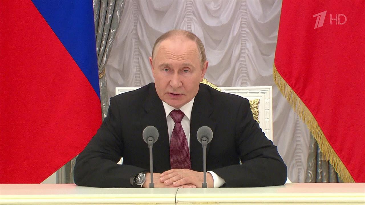 В Кремле Владимир Путин провел совещание по итогам саммита на Аляске