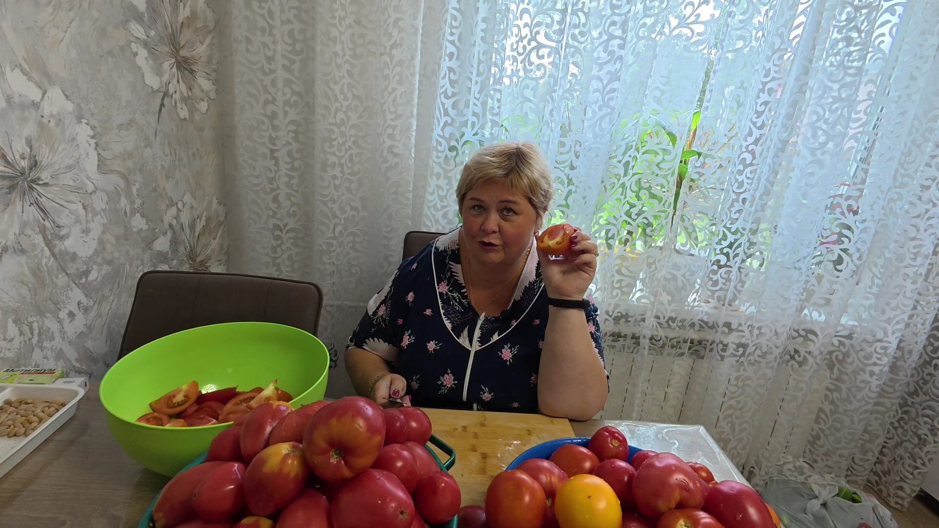 Вкусная заготовка на зиму из мясистых  помидор огурчики  в  томатном соке.