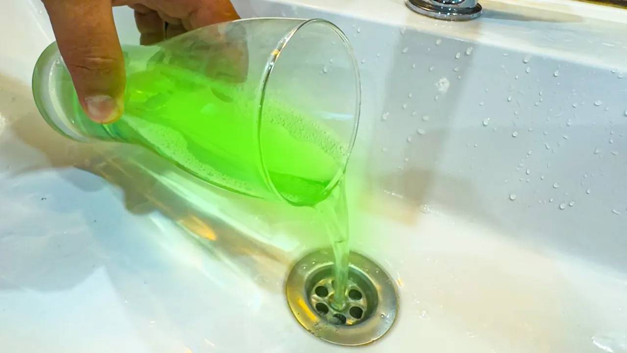 Сделай это и любой засор в канализации улетит в трубу! Это очищает канализацию лучше, чем Крот!