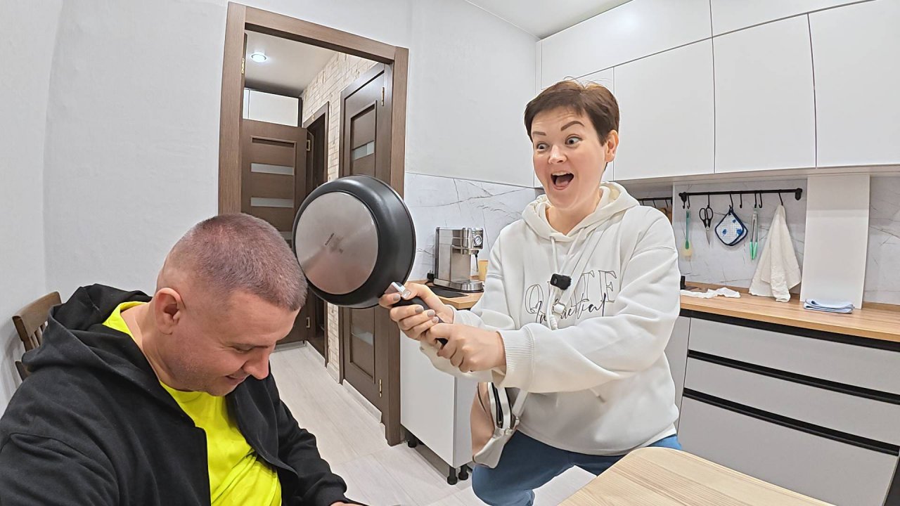 БОЛЬНЫЕ люди нас окружают, как страшно жить! ОБНОВЛЯЕМСЯ Купили новую СКОВОРОДУ на новую кухню) Влог