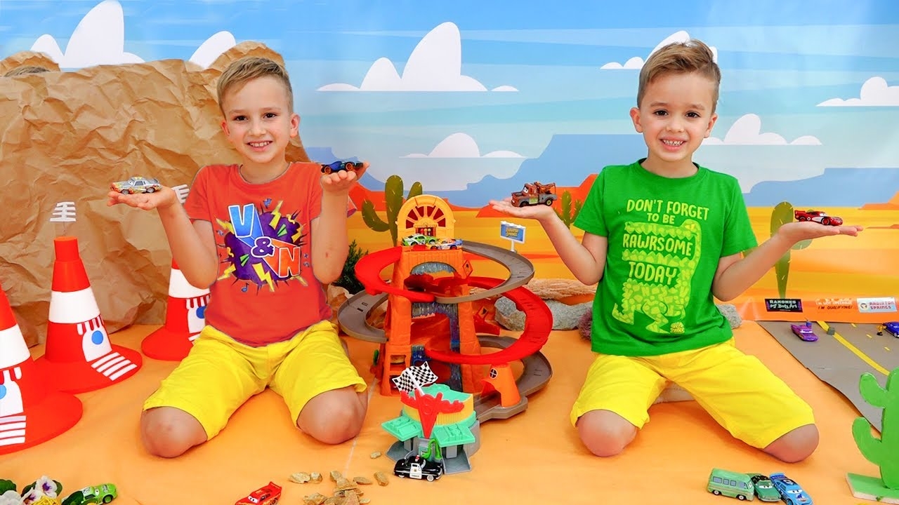 Влад и Ники играют с игрушечными машинками и строят ГОНОЧНУЮ ТРАССУ! Веселое видео для детей!