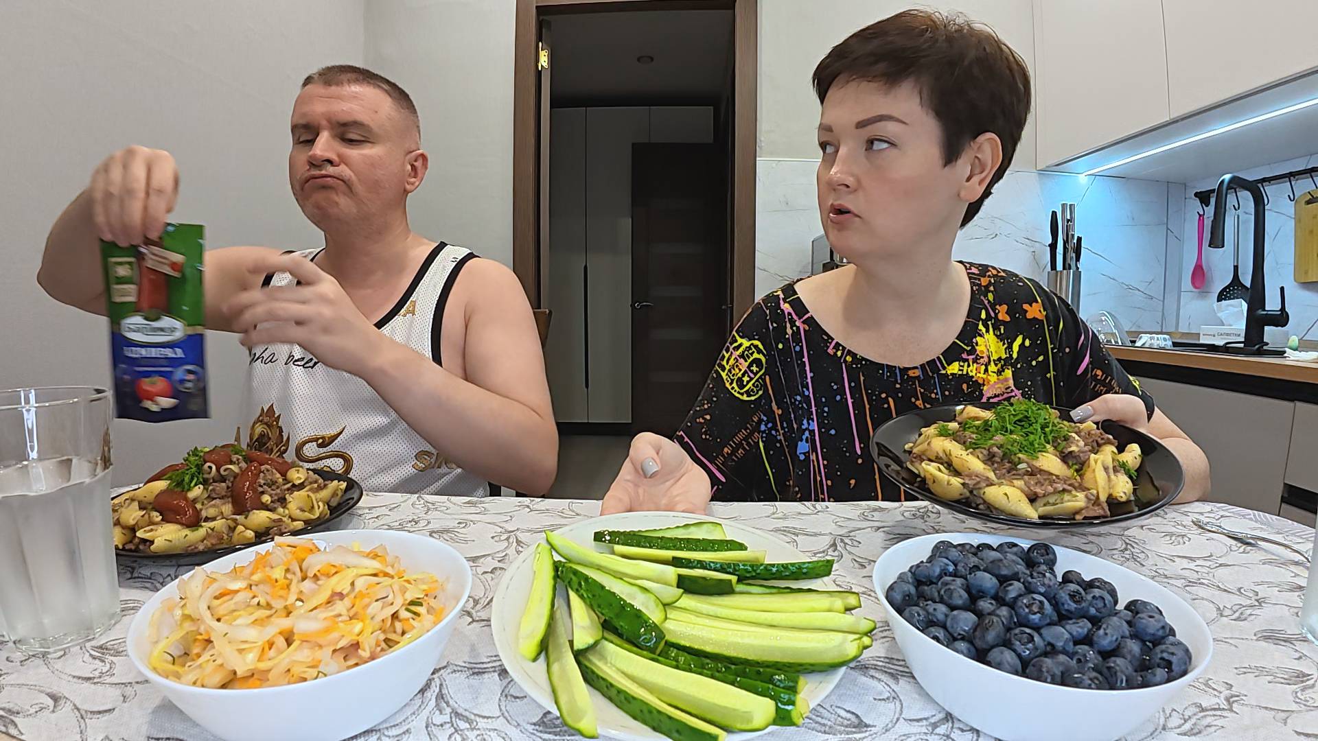 Мукбанг Вован ОБИДЕЛСЯ! Ответили на некоторые вопросы и КРИТИКУ в наш адрес! Семейный ужин в России