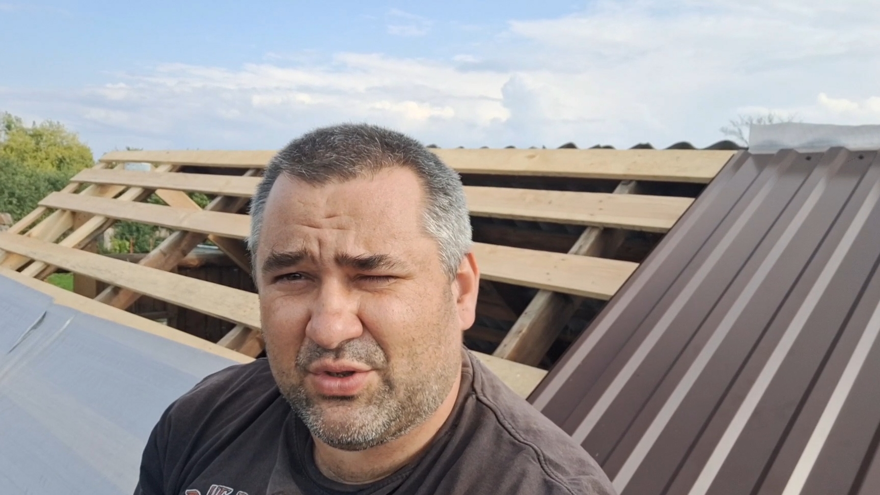 Стройка продолжается кроем крышу
