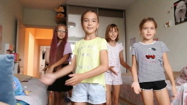 моя подруга и её сестра и ПОЛЯ!!!