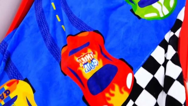 Влад и Ники играют и наряжаются в свои МЕРЧИ! Веселое видео для детей!