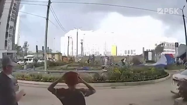 Надувной батут с детьми опрокинулся из-за мощного ветра в Уфе