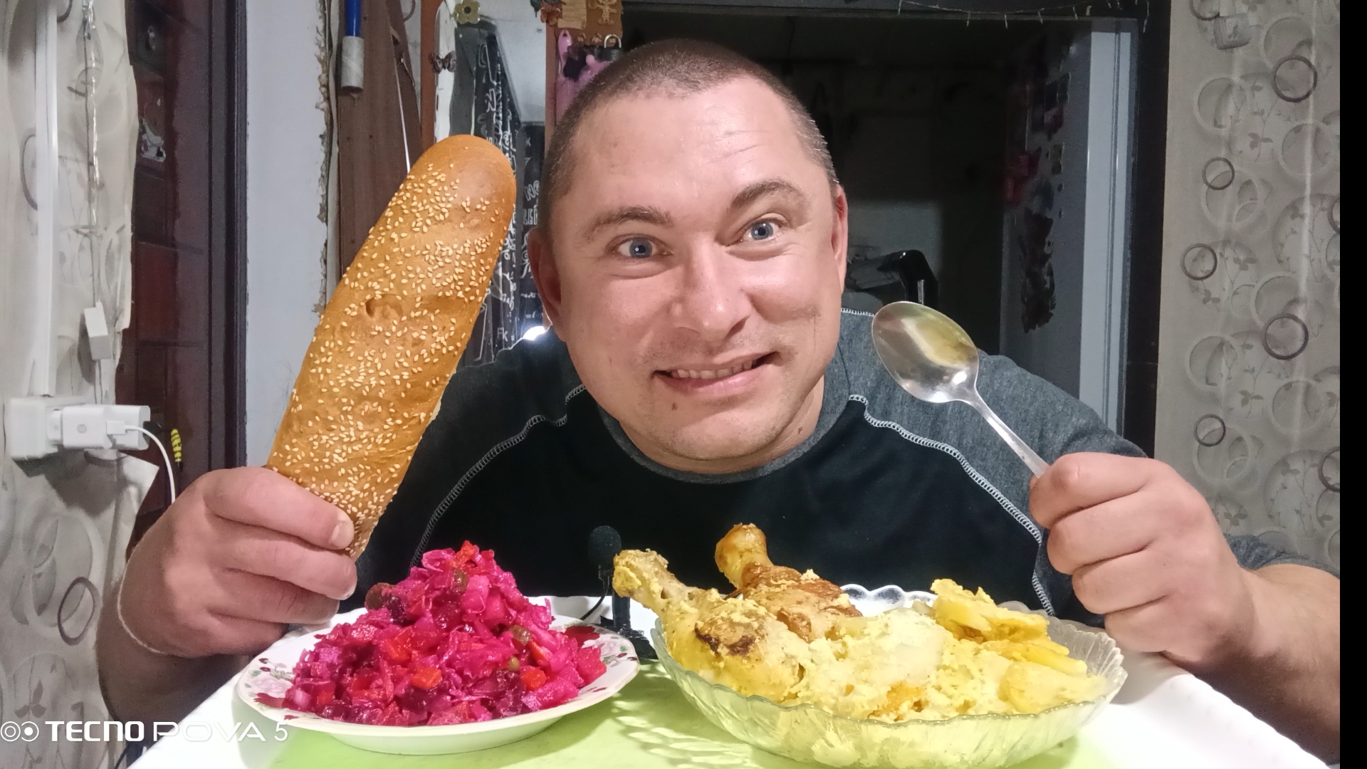 мукбанг/обжорыч/мукпанроссия/еданакамеру/картошка в духовке с курицей, винигред, багет крутящий/