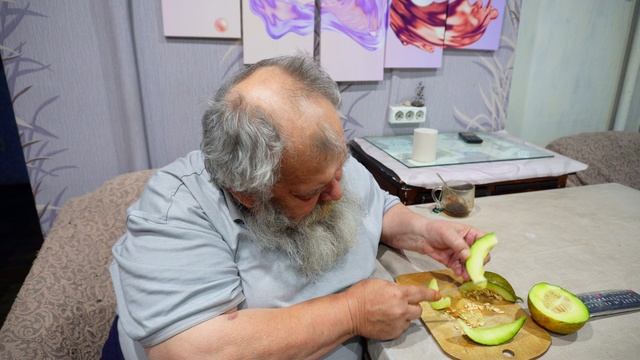 Приехал отец от добрых людей Купил лампочки освещения на кухню Постелил кошкам чистый ковер в домик