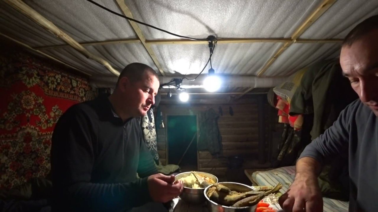 Рыбалка, закрываем сезон. Супер вечерний клёв. Вечер в таёжной избе.