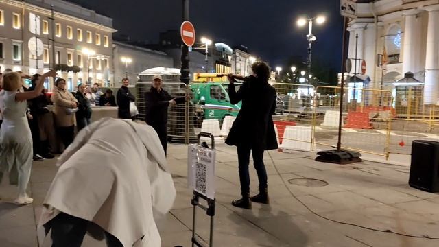 ПИТЕР УЛИЧНЫЙ МУЗЫКАНТ ОТЖИГАЕТ НА ДУМСКОЙ
