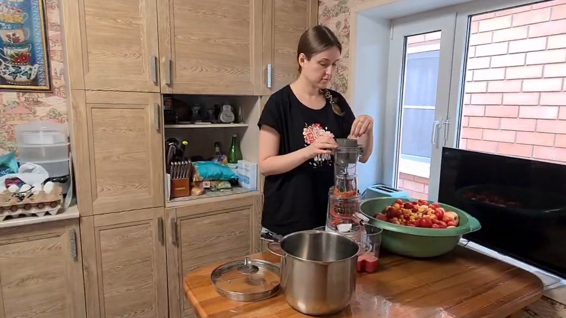 Никита ремонтирует курятник. Курица напала на петуха! Томатный сок с яблоками.Ремонт и работа Олега.
