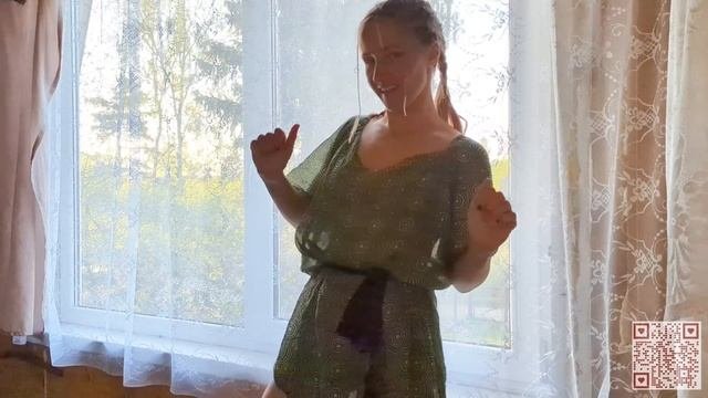 Marta Vlog ? Dancing at the window