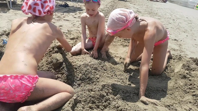 Закапываем папу в песок Развлечения на море для детей