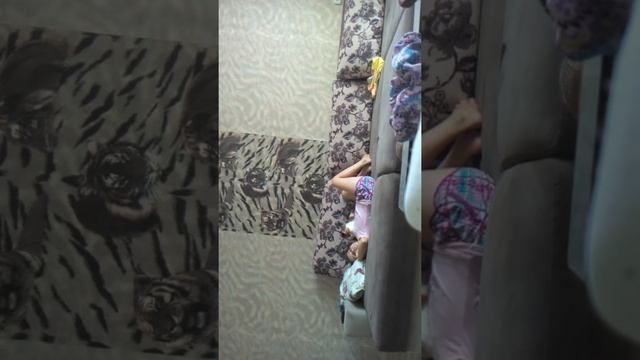 Скрытая камера !!!) Снимаем детей нас нет дома !