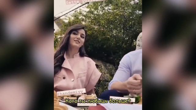 ХАНДЕ и КЕРЕМ милые сцены за кадром. КЕРЕМ БЮРСИН и ХАНДЕ ЭРЧЕЛ за кадром ПОСТУЧИСЬ В МОЮ ДВЕРЬ