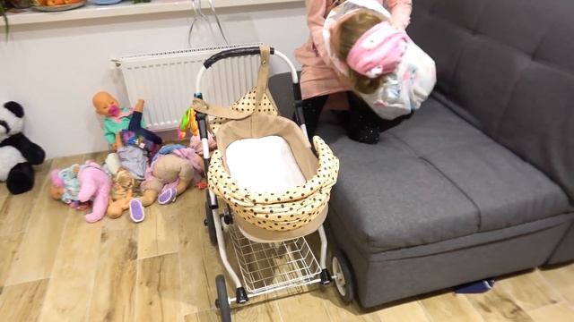 БЕБИ БОН ЛИЗА! Ева КАК МАМА играет с Лизой как с куклой Baby Born
