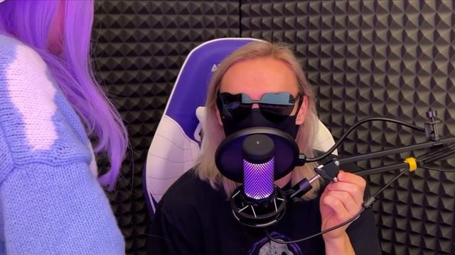 Йоши снял очки!