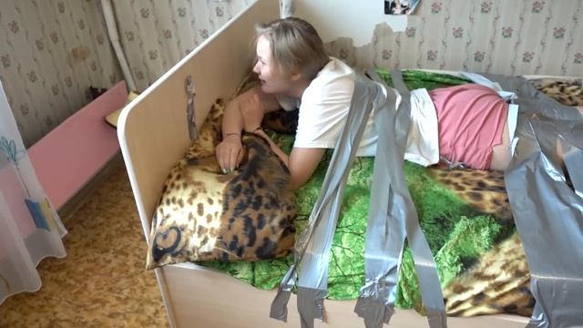 ПРИКЛЕИЛ СКОТЧЕМ К КРОВАТИ! ПРАНК ОКАЗАЛСЯ ОЧЕНЬ ЖЁСТКИМ! ОНА НЕ МОЖЕТ ВСТАТЬ! ПРИКОЛЬНЫЙ РОЗЫГРЫШ