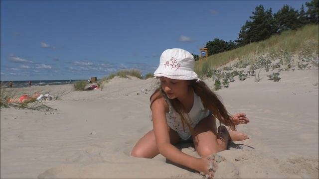 -CHALLENGE WITH BOTTLE NEAR THE SEA-
