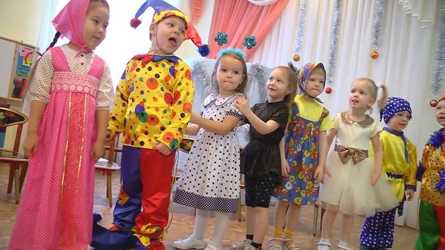 Новогодний утренник детям (видео для развития детей)