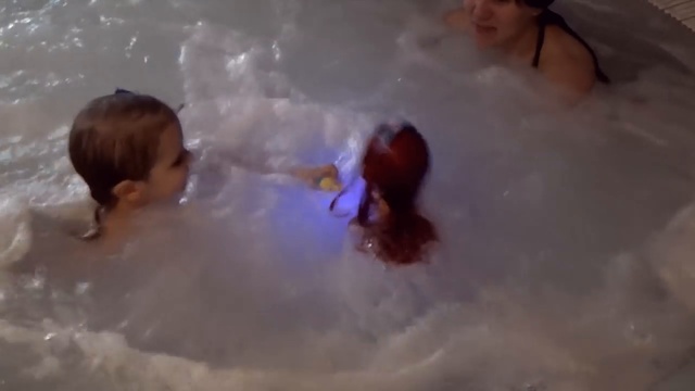 Идём в бассейн и распакуем куклу Принцесса Ариэль Дисней для купания Ariel Princ