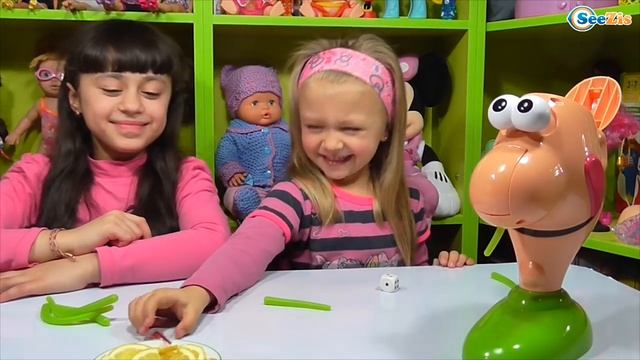 ✔ Gooey Louie. Ярослава и ее подружка Рита играют в игру для детей. Видео для девочек ✔