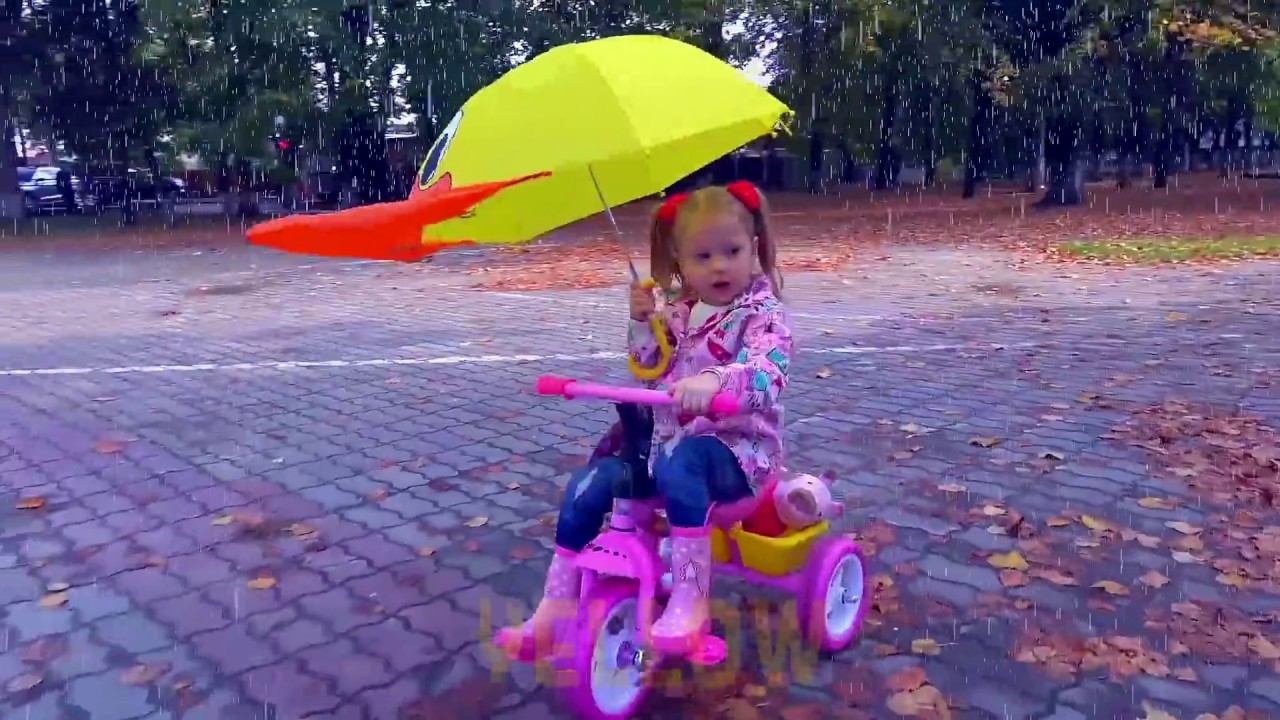 Настя в парке развозит зонтики куклам принцессам Диснея