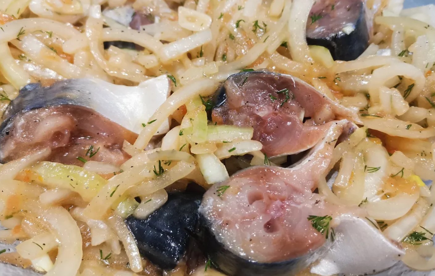 СЛАБОСОЛЕНАЯ СКУМБРИЯ! Малосольная скумбрия. Рецепт слабосоленой скумбрии с чесноком и луком