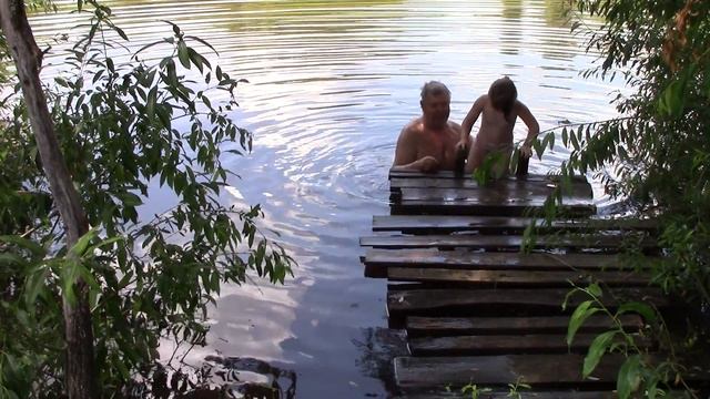 Купание в пруду с правнучкой