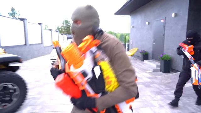 УГНАЛИ джип и УКРАЛИ все НЁРФЫ...The jeep was stolen and all the Nerfs ...